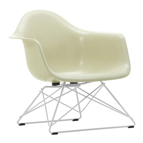 Eames Armchair in Fiberglass LAR / White Base